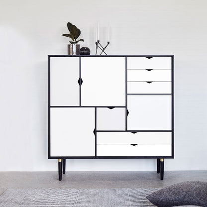 Andersen Furniture - S3 opbevaringsmøbel i sort med hvide fronter - B130xD43xH132 cm - Andersen Furniture - DesignGaragen.dk