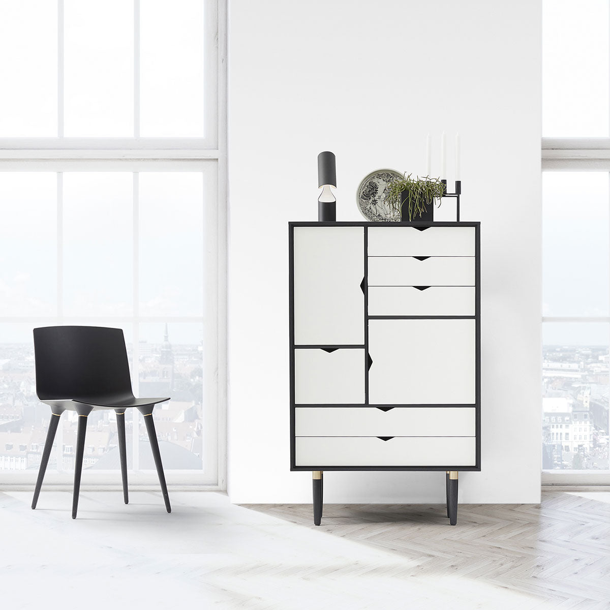 Andersen Furniture - S5 opbevaringsmøbel i sort med hvid front - B83xD43xH132 cm - Andersen Furniture - DesignGaragen.dk