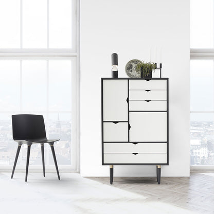 Andersen Furniture - S5 opbevaringsmøbel i sort med hvid front - B83xD43xH132 cm - Andersen Furniture - DesignGaragen.dk