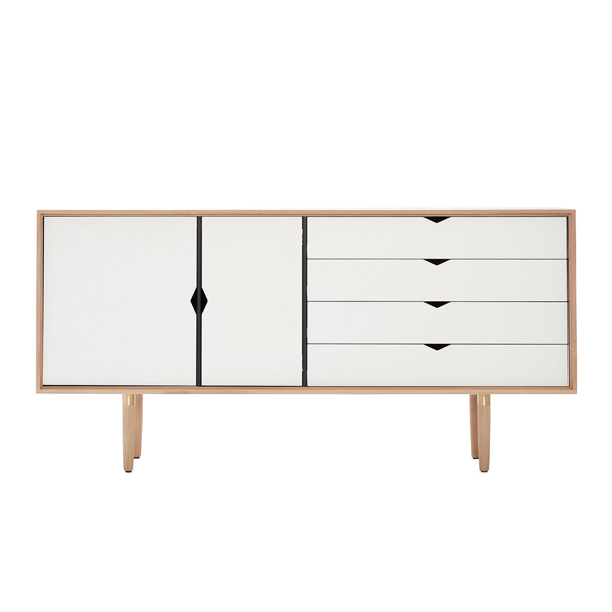 Andersen Furniture S6 sideboard i eg/sæbe med hvide fronter - B163xD43xH80 cm - DesignGaragen.dk.