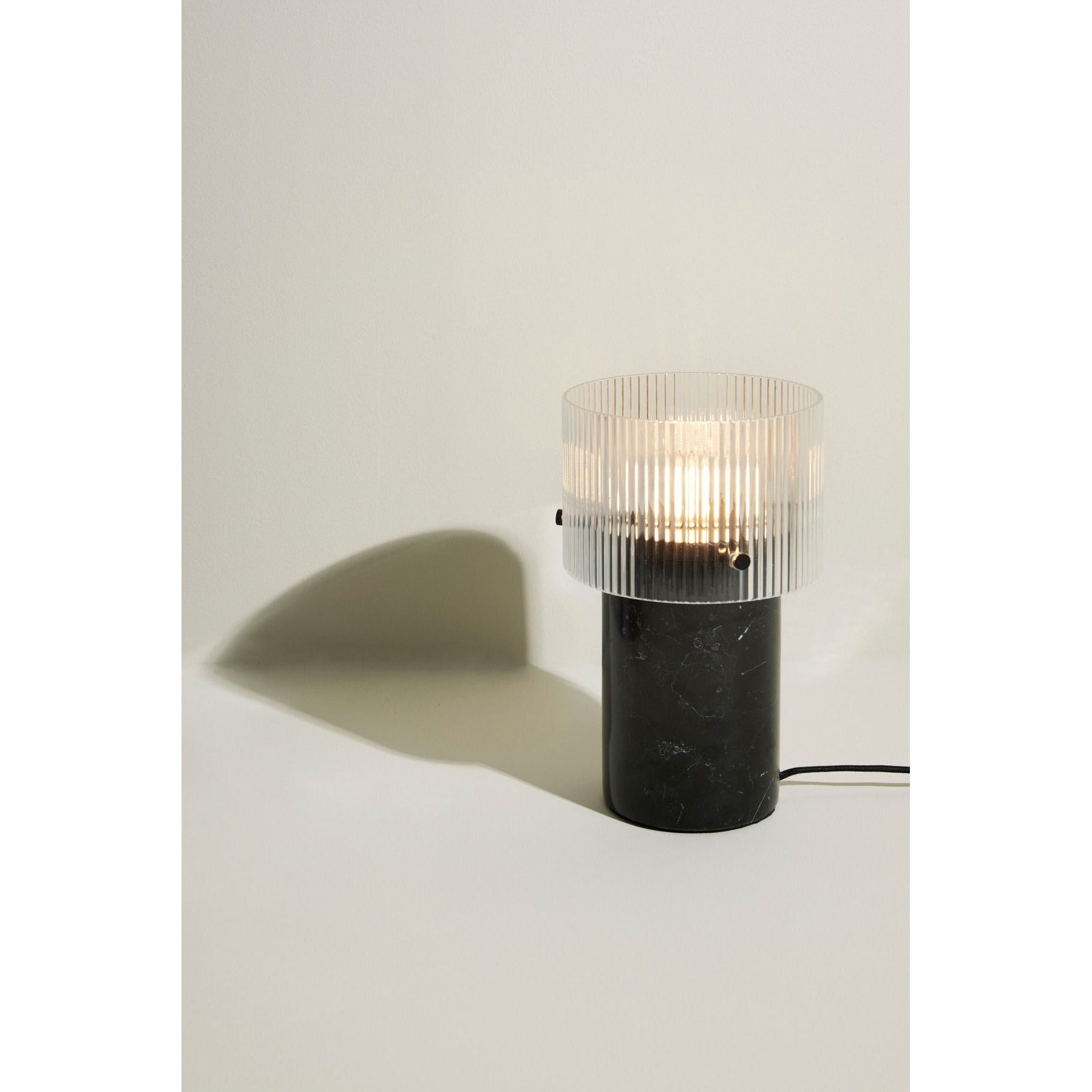 Hübsch revolve a lâmpada de mesa texturizada/preta