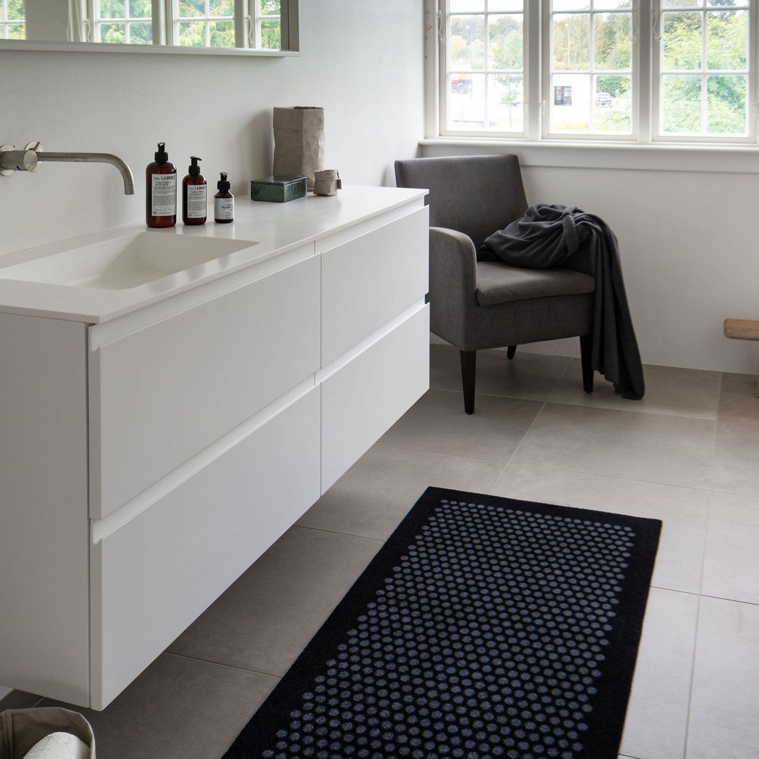 GULVMÅTTE 67 x 120 CM - DOTS/BLACK GREY - Tica Copenhagen - DesignGaragen.dk
