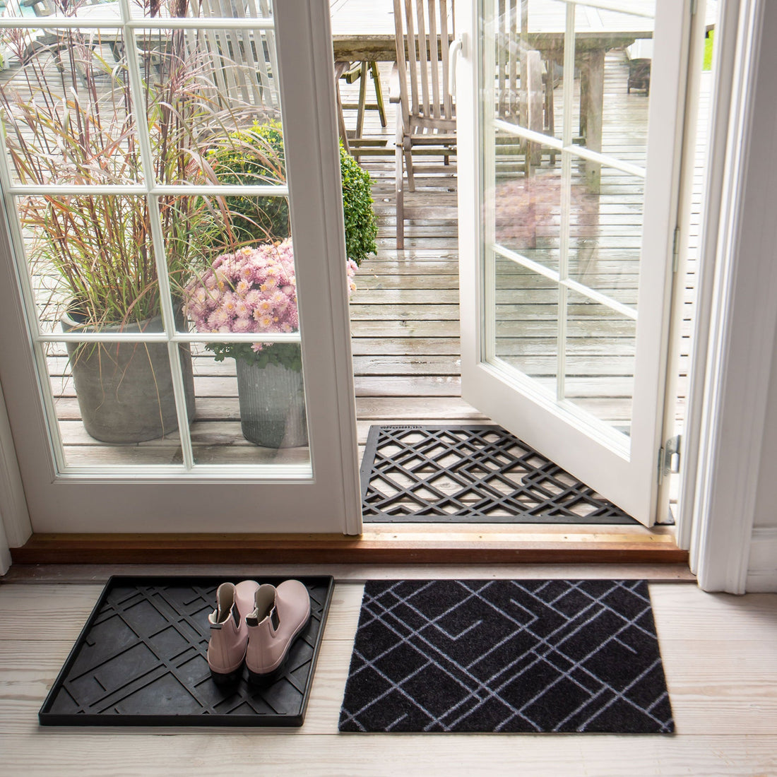 GULVMÅTTE 40 x 60 cm - LINES/BLACK GREY - Tica Copenhagen - DesignGaragen.dk