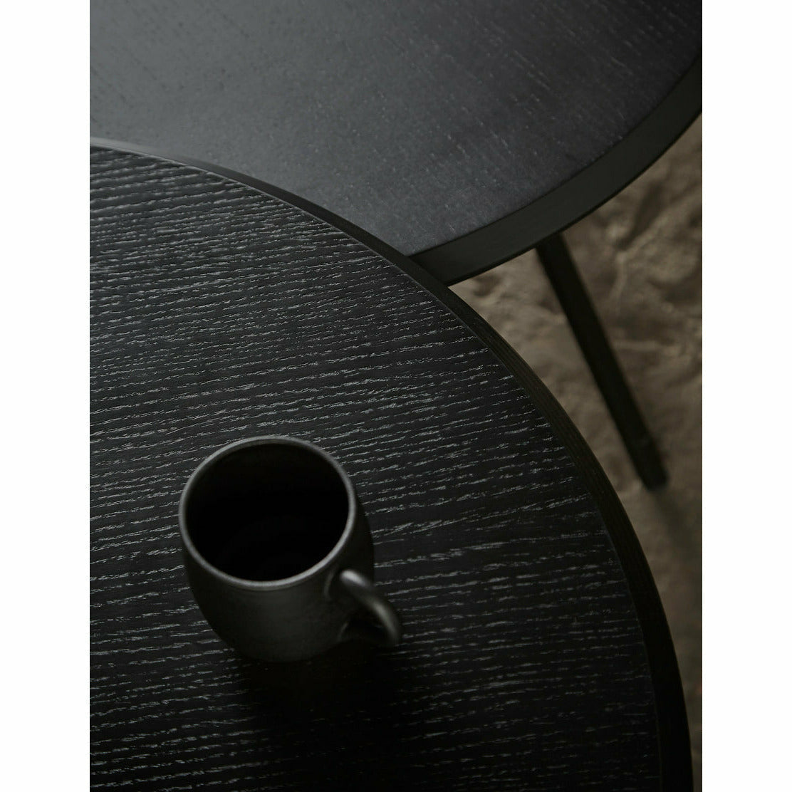 Woud - Mesa de café Soround - cinza preta (Ø60xh44,50)
