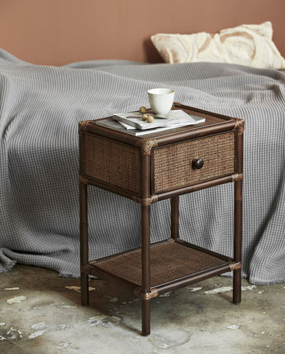 Mesa lateral de Hayes/mesa de cabeceira em Rattan - Brown