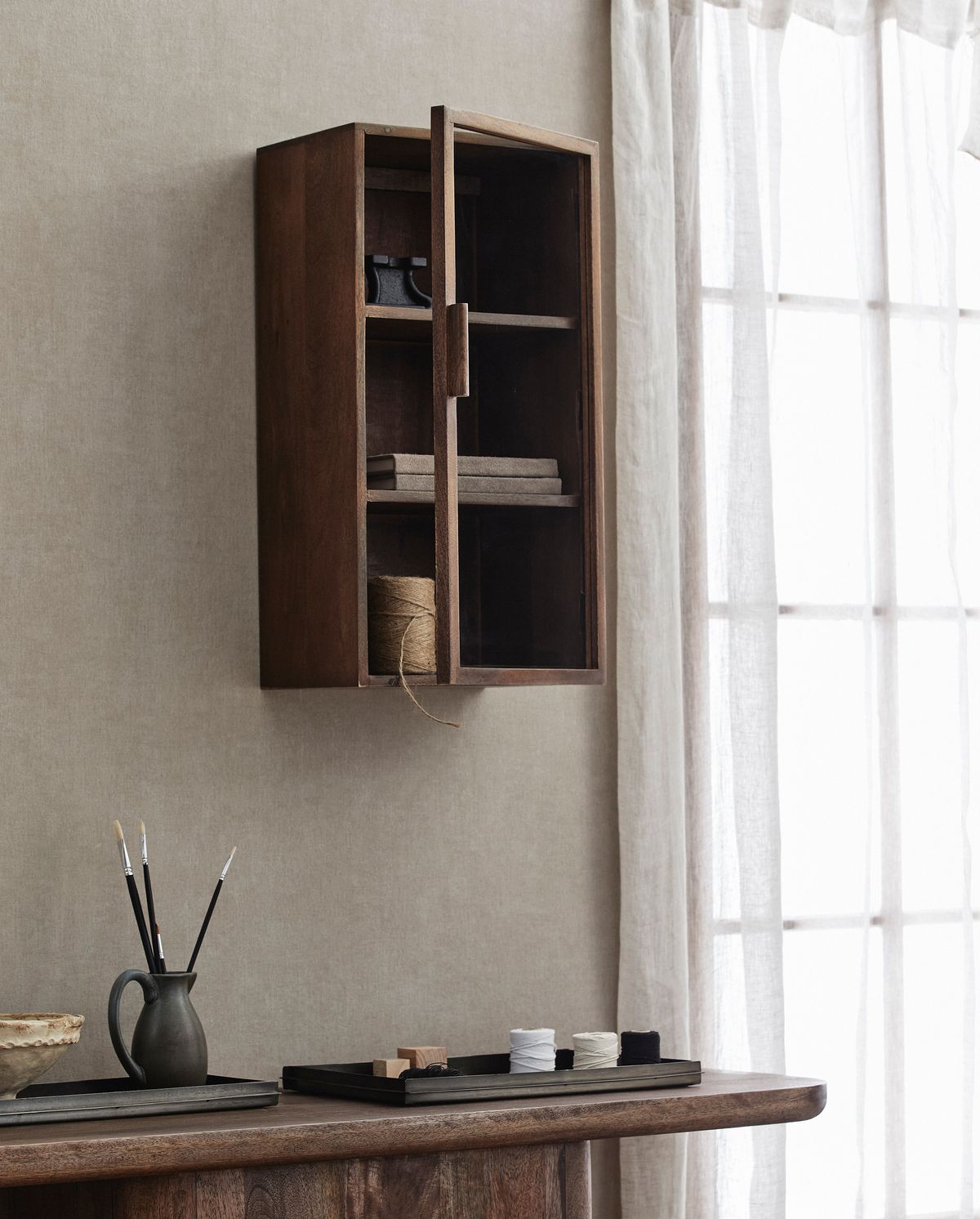 Gabinete de parede de Nango com 1 porta - marrom escuro