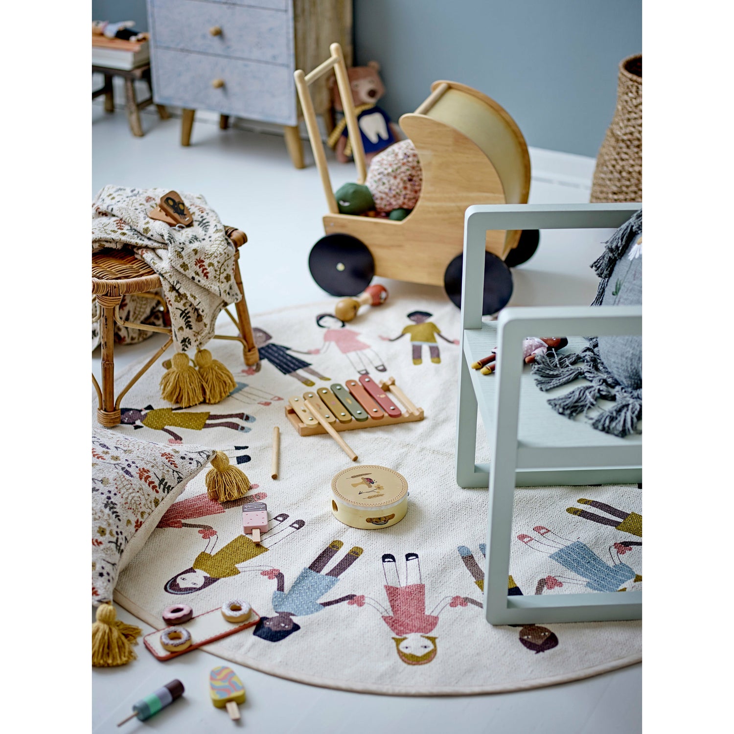 BLOOMINGVILLE MINI Edy Legetøjs Dukkevogn, Natur, Gummitræ - L45xH50xW29 cm - DesignGaragen.dk.