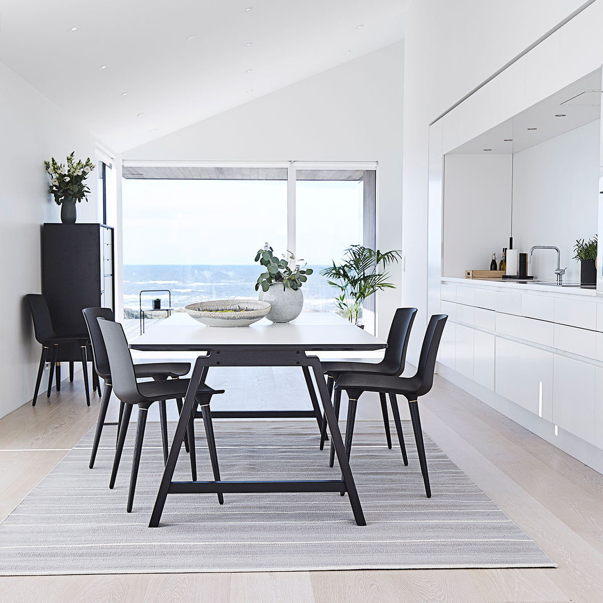 T1 udtræksbord i hvid laminat - understel i sort - 88x160xH72,5 - Andersen Furniture - DesignGaragen.dk
